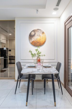 Apartamento luxo, 1 quarto, vista para a cidade | Opções para refeição