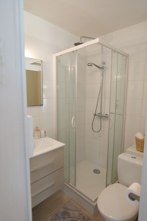 Haartrockner, Handtücher, Seife, Toilettenpapier