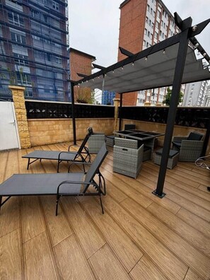 Outdoor dining - In Laredo, apt. with terrace 5 minutes walking distance to the beach (Laredo)