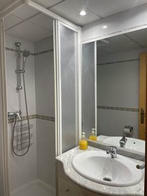 Sèche-cheveux, serviettes fournies, savon, papier toilette