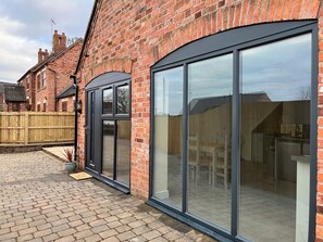 Outdoor dining - Cozy cottage in walking distance to the village and 5 mins from Alton Towers! (Alton)