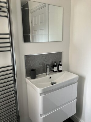 Shower, hair dryer, towels, soap - Cozy cottage in walking distance to the village and 5 mins from Alton Towers! (Alton)