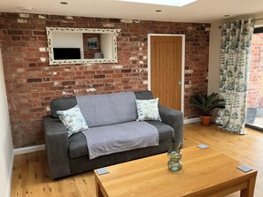 Smart TV - Cozy cottage in walking distance to the village and 5 mins from Alton Towers! (Alton)