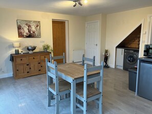 Dining - Cozy cottage in walking distance to the village and 5 mins from Alton Towers! (Alton)