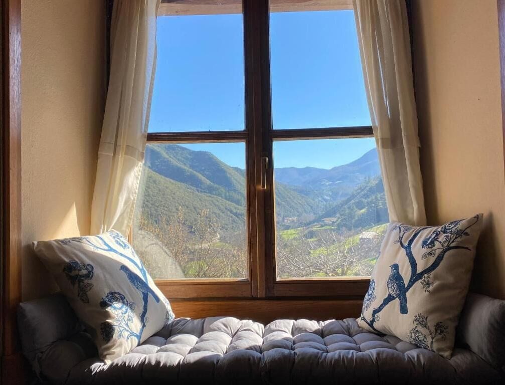 Apartment, 1 King Bed, Balcony, Mountain View | Interior