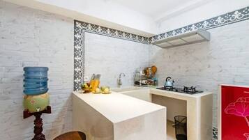 Junior Room | Private kitchen | Microwave, stovetop, cookware/dishes/utensils