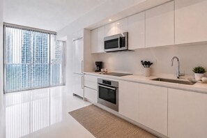 Private kitchen - Chic 2BR Suite Near Toronto Attractions. Stay & Explore! (Toronto)