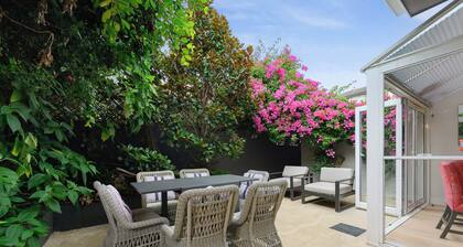 Bright Townhome with Courtyard in Neutral Bay