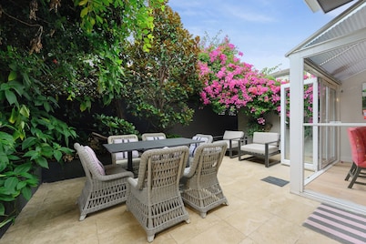 Bright Townhome with Courtyard in Neutral Bay