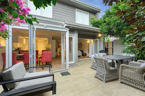 Bright Townhome with Courtyard in Neutral Bay