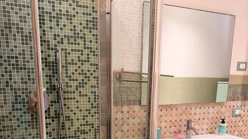 Doccia, asciugacapelli, bidet, asciugamani