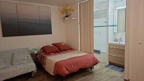 1 quarto, escrivaninha, ferros/tábuas de passar roupa, Wi-Fi de cortesia