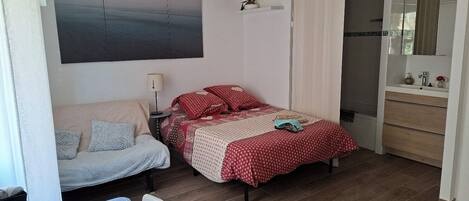 1 bedroom, desk, iron/ironing board, free WiFi