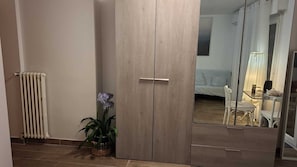 Interior - SPACIOUS, COMFORTABLE ROOM IN A PRIVATE HOME WITH PRIVATE BATHROOM AND TOILET, NICE PRIVATE TERRACE (NICE 06100)