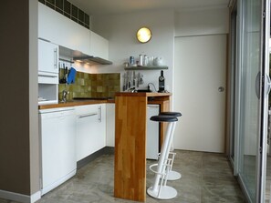 Mikrowelle, Geschirrspüler, Wasserkocher mit Kaffee-/Teezubehör