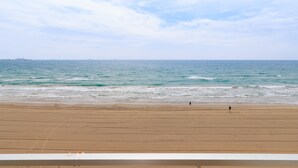 A beach with a sandy shore and the ocean. - Beachfront | Spectacular sea views (La Pineda)
