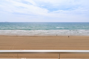 Ein Strand mit sandigem Ufer und dem Meer.