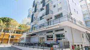 A multi-story hotel with balconies, a ground-level restaurant, and a visible entrance. - Hotel Santiago (Rimini)