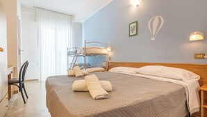 A hotel room with a bunk bed, a desk with a chair, a bedside table, and a wall-mounted lamp. - Hotel Santiago (Rimini)