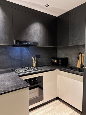 Departamento empresarial | Cocina privada | Refrigerador con congelador, microondas y tetera eléctrica