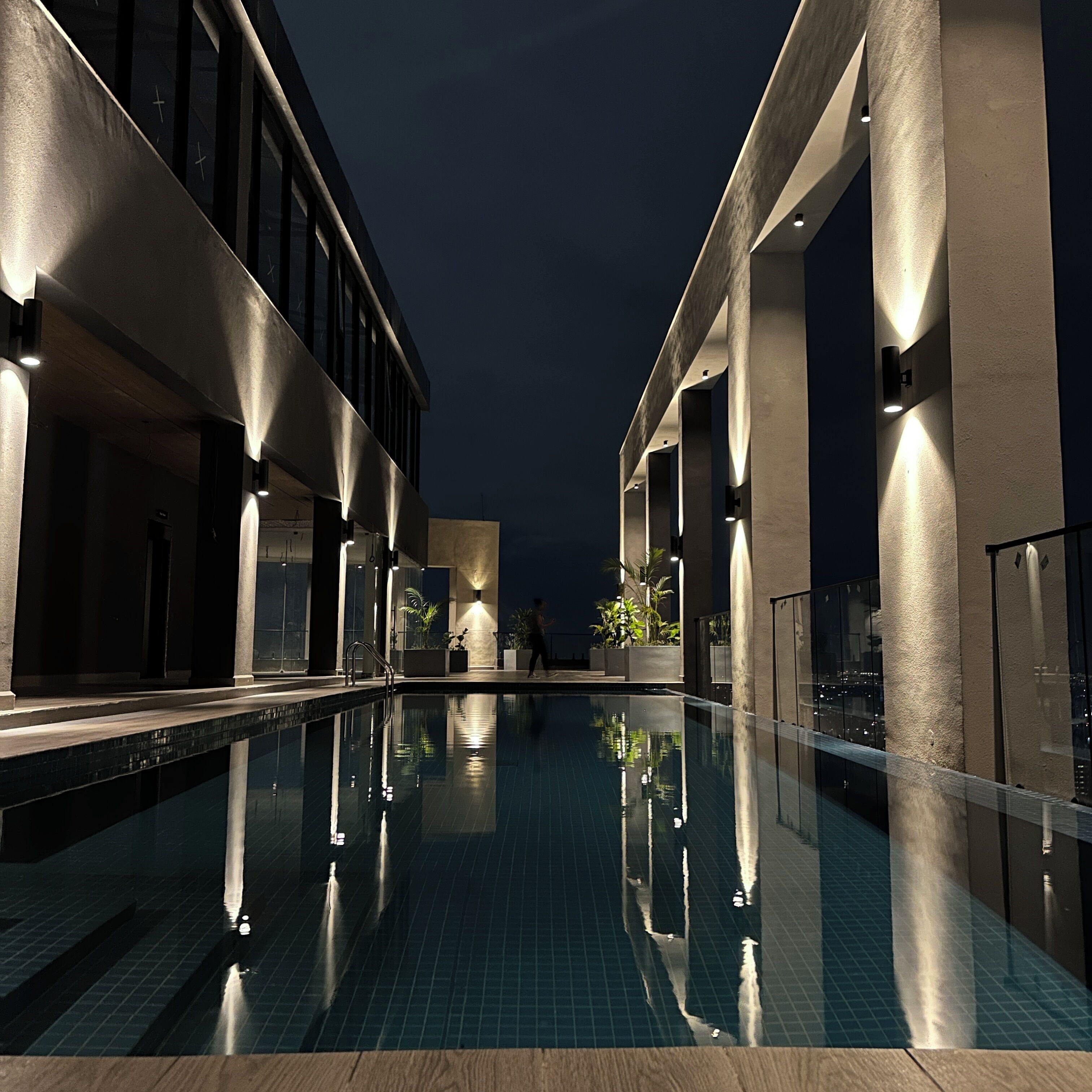 Una piscina al aire libre, sillones reclinables de piscina
