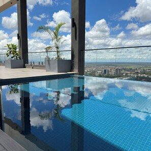 Una piscina al aire libre, tumbonas