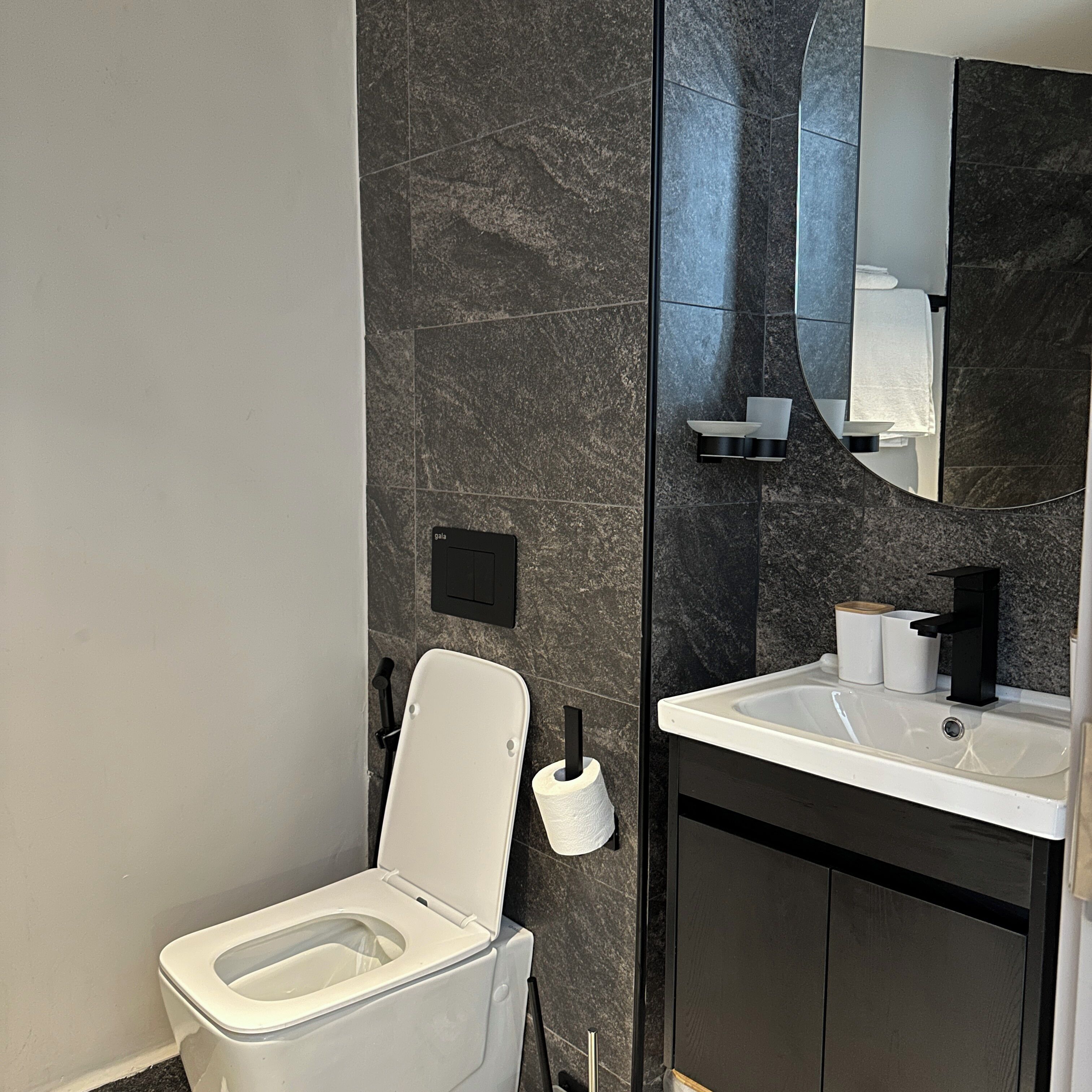Business Apartment | Bilik Mandi | Pancuran mandi, tuala disediakan, sabun, tisu tandas 