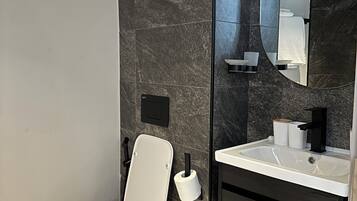 Business Apartment | Bilik Mandi | Pancuran mandi, tuala disediakan, sabun, tisu tandas