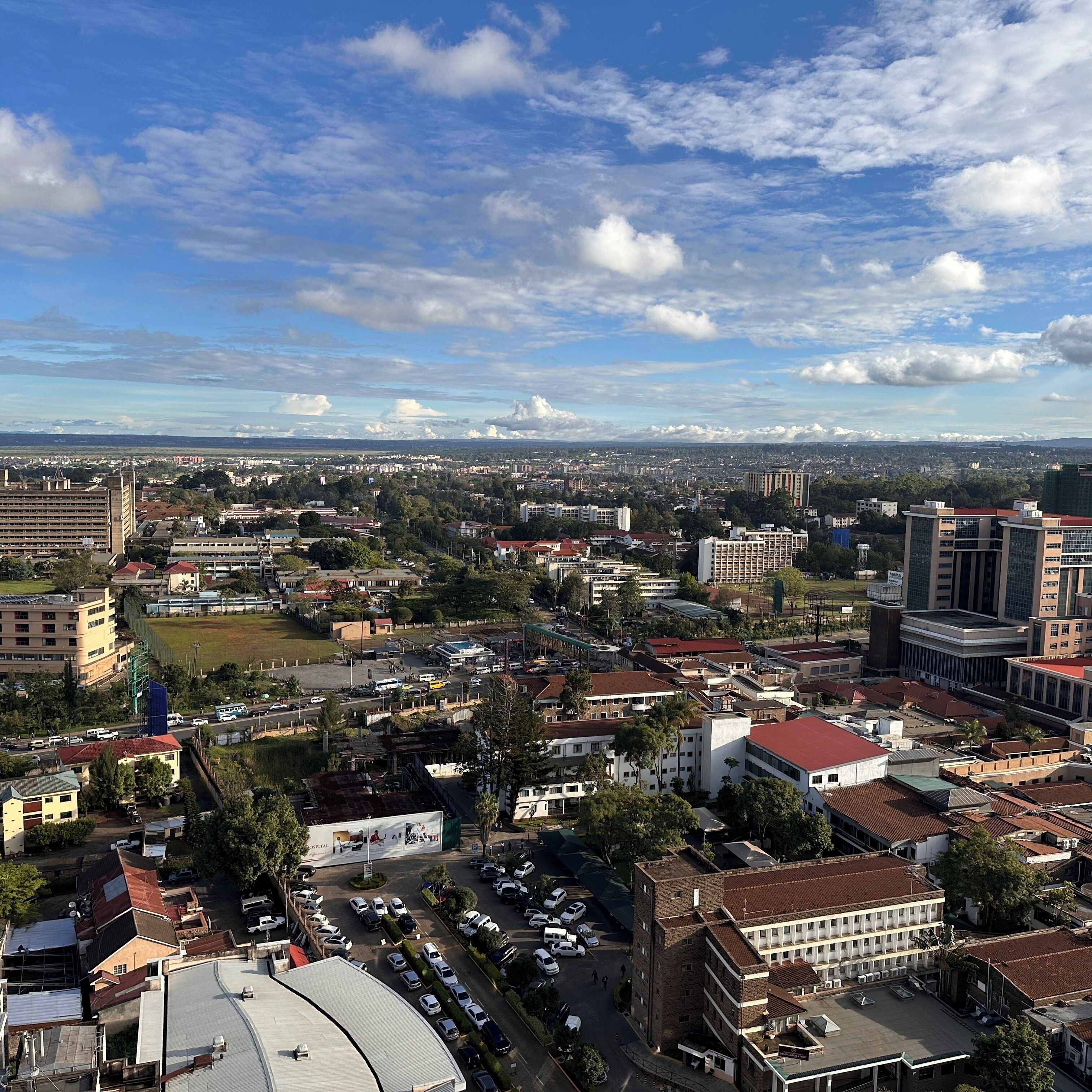 Un paisaje urbano con varios edificios, calles y un cielo despejado.