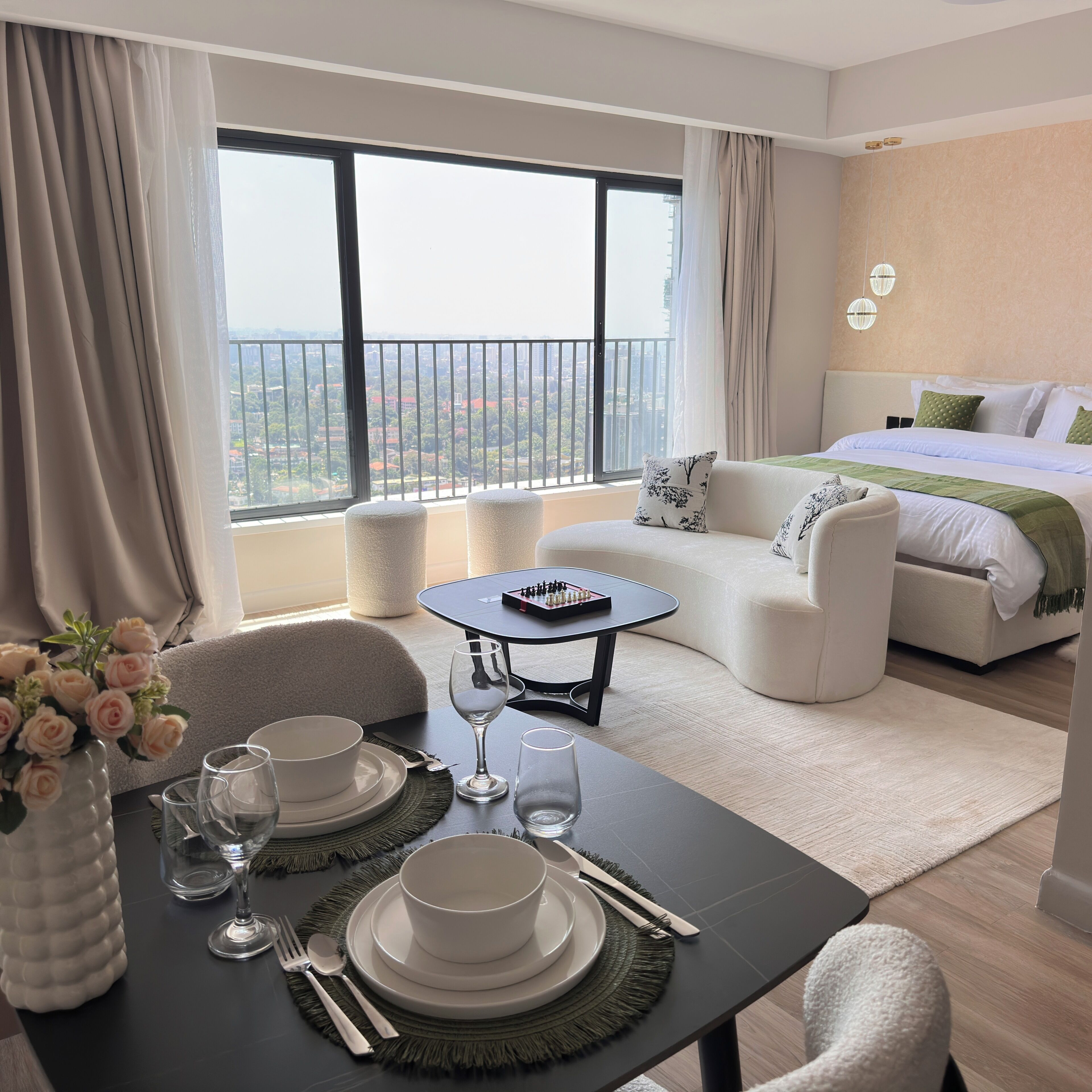 Estudio de lujo, vistas a la ciudad | Cortinas opacas, tabla de planchar con plancha, wifi gratis