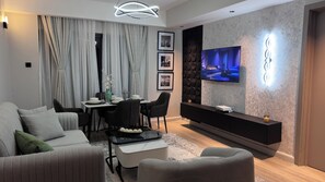 Familie appartement, 2 slaapkamers, uitzicht op de stad | Woonruimte | Een 55-inch smart-tv met digitale zenders