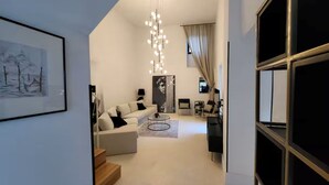 Een moderne woonkamer met een bank, salontafel en kunst aan de muur.