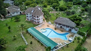Una piscina al aire libre