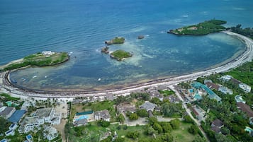 En la playa, arena blanca