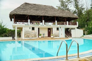 Una piscina al aire libre