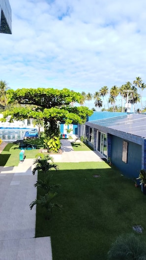 A hotel with a swimming pool, a covered outdoor area, and a view of palm trees. - Hotel Summer Beach Paripueira Maceió (Paripueira)