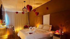 A hotel room with a bed, bedside table, and a TV. - Hotel Summer Beach (Paripueira)