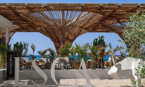 Deluxe-Doppel- oder -Zweibettzimmer, Strandblick | Sehenswürdigkeit