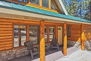 Exterior - 1 Mile Away From Snow Summit! PET FRIENDLY! Game Room W/ Pool + Ping Pong Combo Table & Foosball! Fenced Back Yard! Deck W/ Patio Furniture & Propane BBQ! (Big Bear Lake)