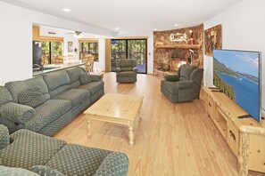 Fernseher, Kamin, Tischfußball, Tischtennisplatte