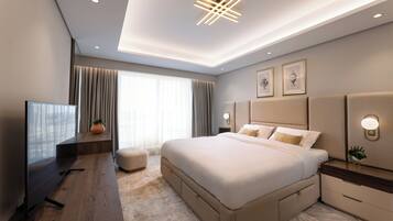Une chambre moderne avec un grand lit, une télévision et un luminaire fixé au plafond.