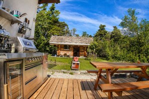 Outdoor dining - Vrbo Property (Leuk)
