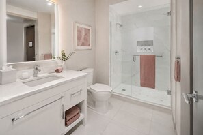 Haartrockner, Bidet, Handtücher, Seife