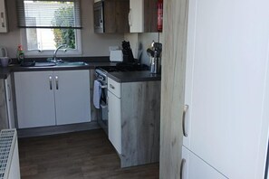Fridge, microwave, oven, stovetop - Beautiful 2 bed Caravan With Views of Dartmoor (Launceston)