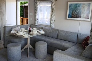 Outdoor dining - Beautiful 2 bed Caravan With Views of Dartmoor (Launceston)