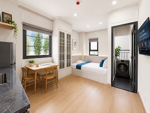 Apartamento Deluxe | Escritorio, tabla de planchar con plancha, wifi gratis y ropa de cama