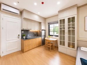 Apartamento Deluxe | Escritorio, tabla de planchar con plancha, wifi gratis y ropa de cama