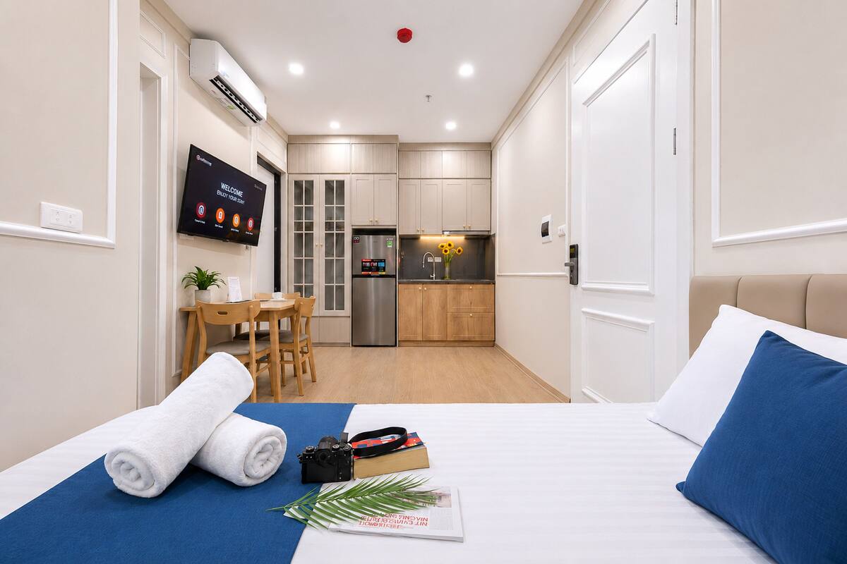 Escritorio, tabla de planchar con plancha, wifi gratis y ropa de cama 
