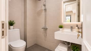 Deluxe Apartment | Bathroom