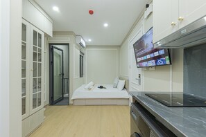 Desk, iron/ironing board, free WiFi, bed sheets - Palette Ngoc Ha Luxury Residence (Hanoi)